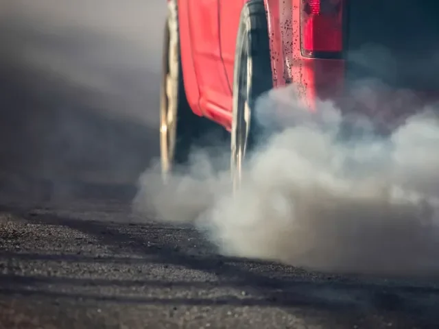 „Promarněná příležitost.“ Úleva je minimální, zlobí se automobilky na couvnutí EU u „spalováků“