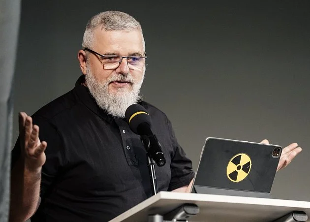 Erotická pomůcka místo vánočního stromu? Satiře naletěl i vývojář her Vávra