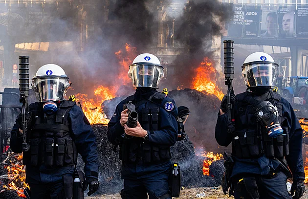 Plameny v ulicích, zranění. Brusel v den summitu paralyzovaly protesty