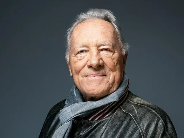 „I já mám třicet jizev v obličeji, šilo se na střídačce.“ Rozhovor s hokejovou legendou Jiřím Holíkem