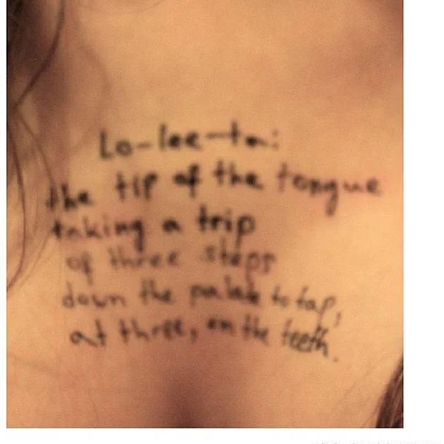 Nové snímky z kauzy Epstein. Ukazují český pas, Ficova poradce i popisky na ženách