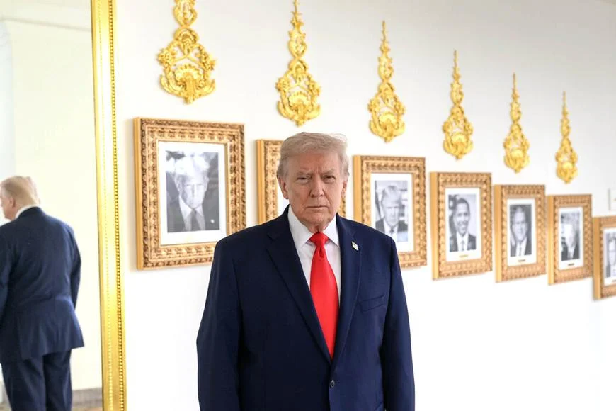 Pozlacená pomsta: Trumpovy plakety v Bílém domě cupují Bidena, Obamu i Clintona