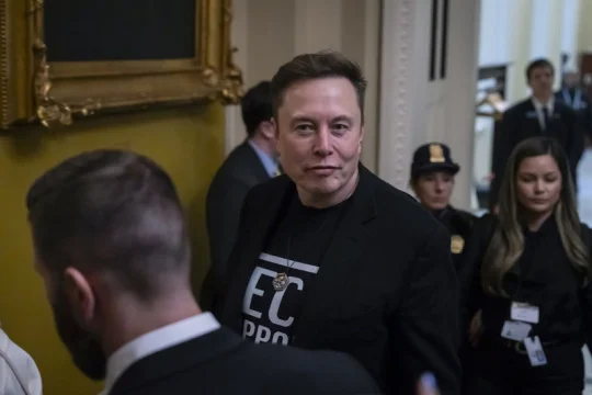 Forbes: Musk je prvním člověkem, jehož majetek pokořil hranici 700 miliard USD