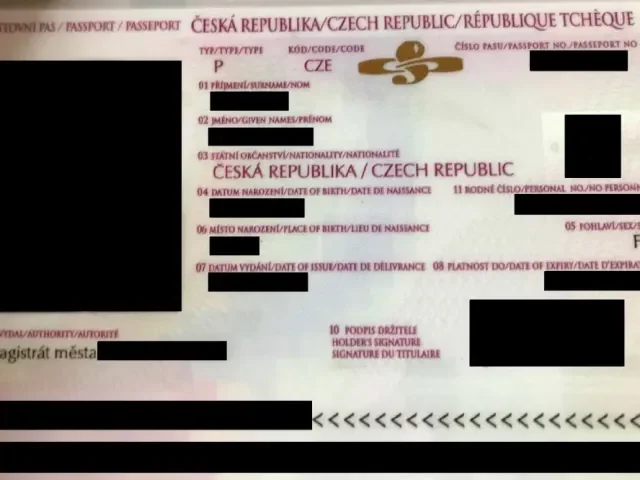 1200 obětí. Mezi Epsteinovými spisy je pas české ženy i Ficův poradce Lajčák