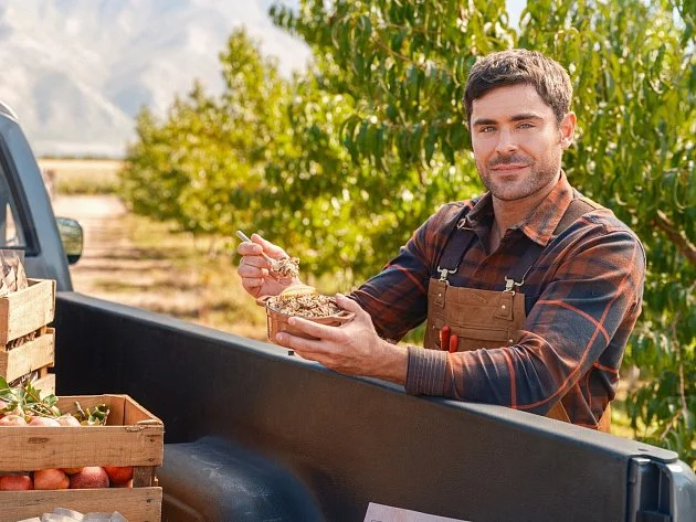 Nejbizarnější vánoční dárky celebrit: Pitt dostal vodopád, Efron lidskou kůži