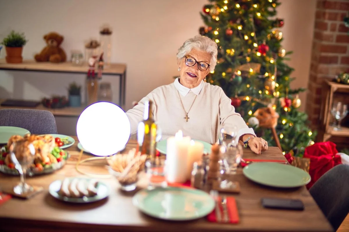 Elegance pro ženy 60+: Jak se správně obléknout ke štědrovečernímu stolu?