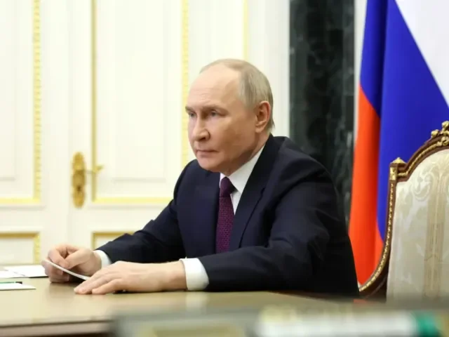 Pokud s námi Západ bude jednat s respektem, žádná další válka už nebude, dušuje se Putin