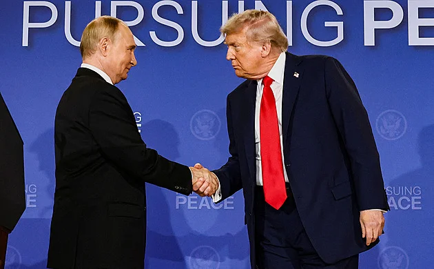 Putin je připraven jednat s Macronem, prohlásil mluvčí Kremlu Peskov