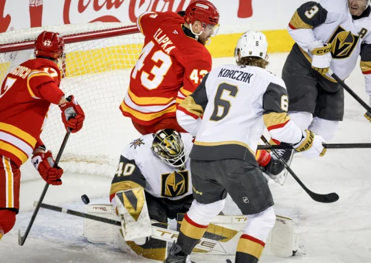 Zacha a Klapka v NHL skórovali, Dostál vychytal výhru