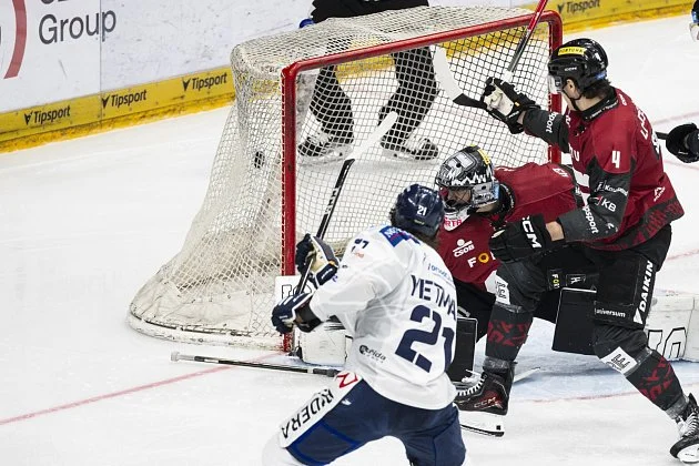 Vítkovice nadělovaly na Spartě. Čelo tabulky patří hokejistům z východních Čech