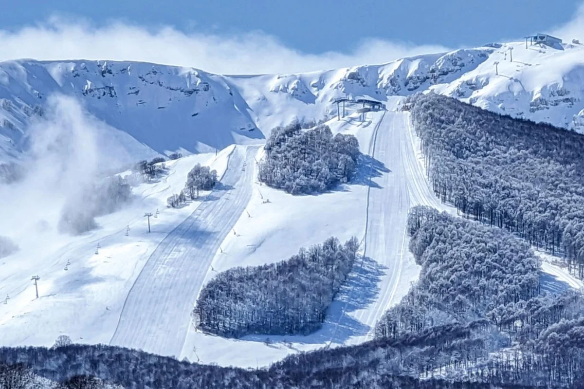 Nechcete v Alpách stát fronty? Tipy na skvělá střediska v Pyrenejích i na Balkáně, kde ušetříte tisíce
