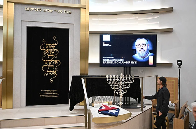 Střelba do Židů podle západního modelu terorismu. Odpovědnost za vraždění nesou i politici