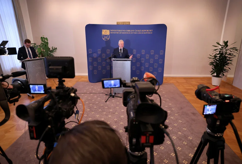 Náhubek pro Zůnu. Vyjadřovat se má jen k armádě, Ukrajinu bude řešit premiér