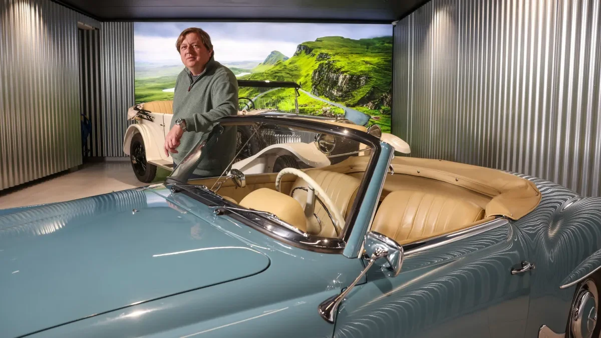 Poctivá ruční práce a krása klasických aut. František Fošum vybudoval byznys na renovaci králů silnic