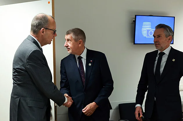 Bruselská slabost a osa V4-1. Kyjev se po výpadku americké pomoci nemůže spoléhat ani na evropský týl