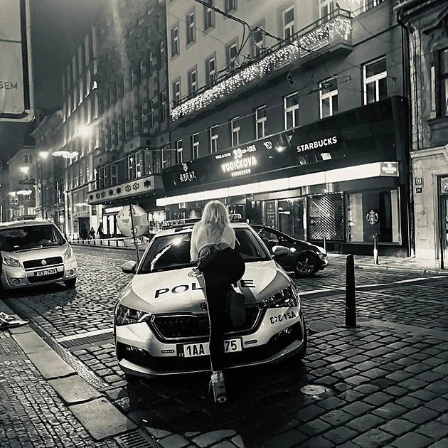 Karolína, která řádila na policejním autě: Paří s Leo Beránkem a seděla za drogy!