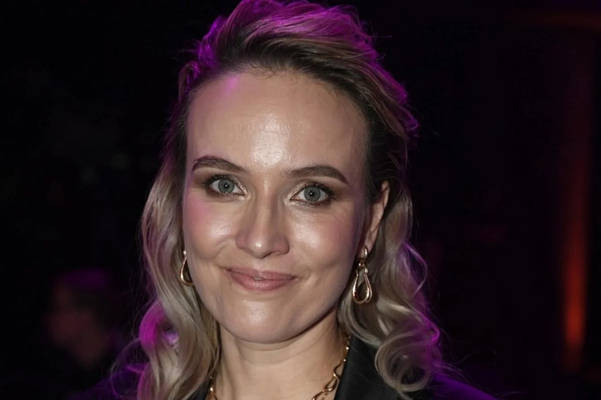 Tereza Ramba žije s rodinou v malém domě u lesa. Nefandí chytrým technologiím, užívá si výhled do přírody