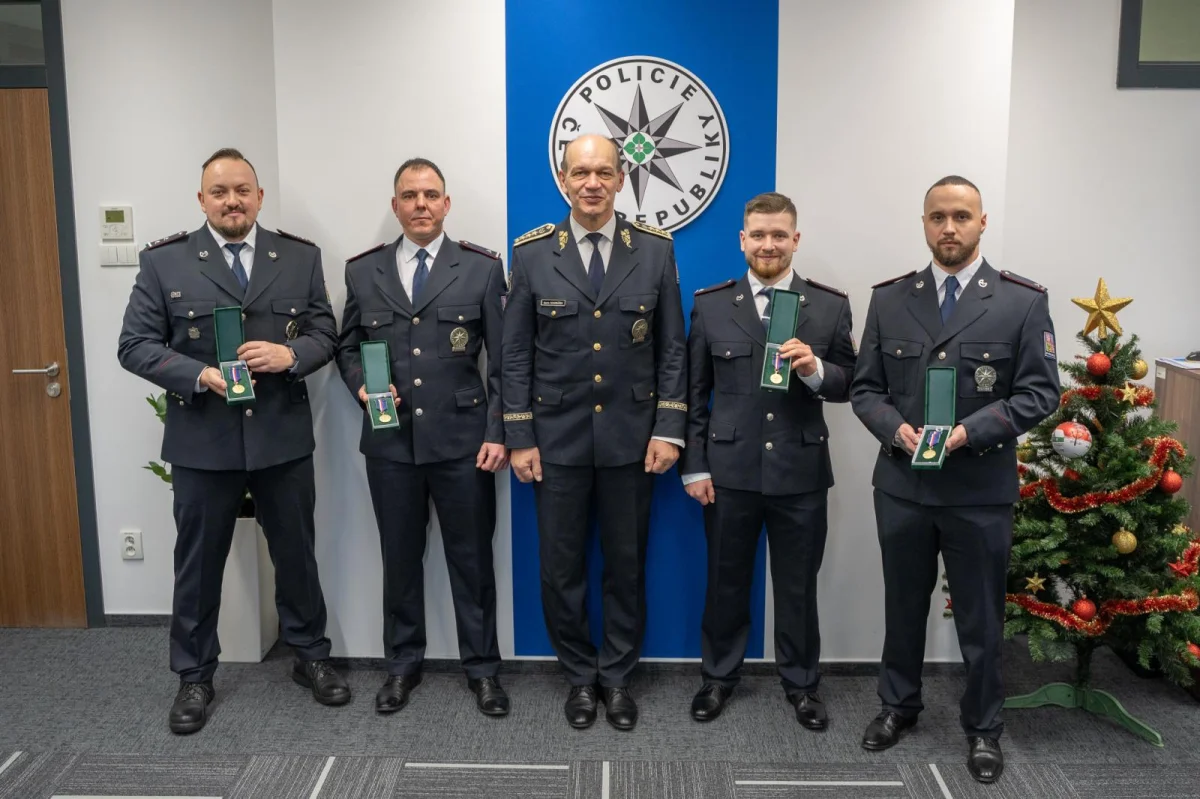 Policejní prezident ocenil karlovarské policisty, kteří zasahovali u požáru v domově pro seniory