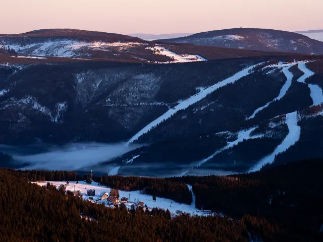 Kde se nyní lyžuje na českých horách: skiareály doufají v bílé Vánoce