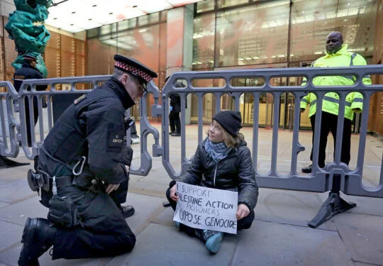 Policie zadržela Gretu Thunbergovou na propalestinské demonstraci v Londýně