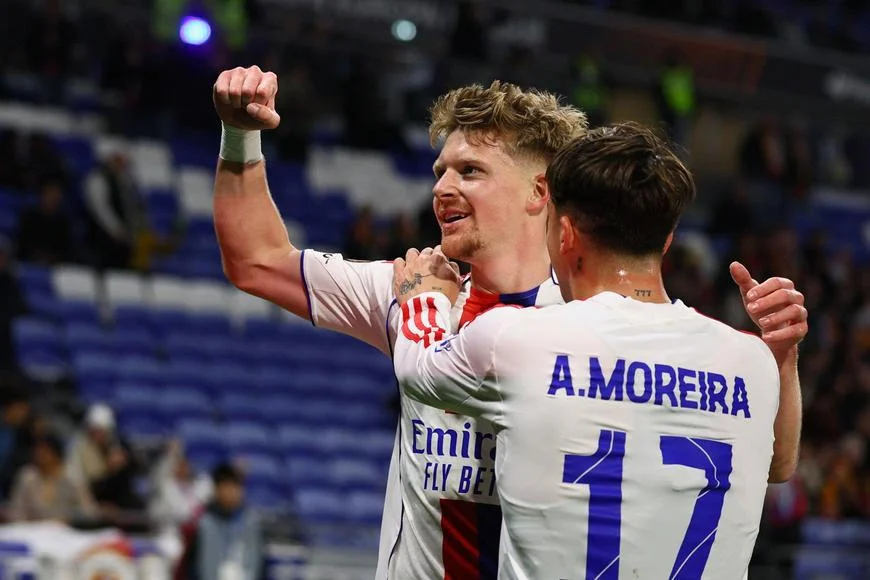 Šulc uchvacuje v Lyonu efektivitou. V jedné statistice už předčil i Messiho