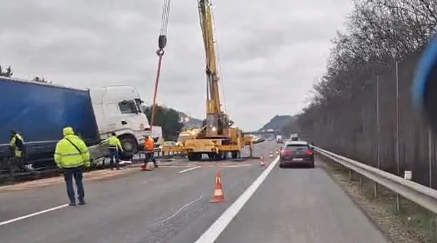 Další nehoda na D5. Havarovaný kamion zablokoval oba pruhy, omezoval i protisměr
