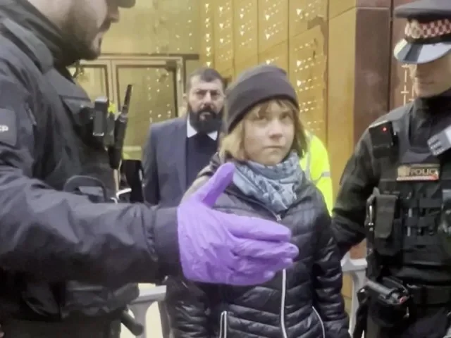 Britská policie zadržela Gretu Thunbergovou. Podporovala zakázanou skupinu propagující Palestinu