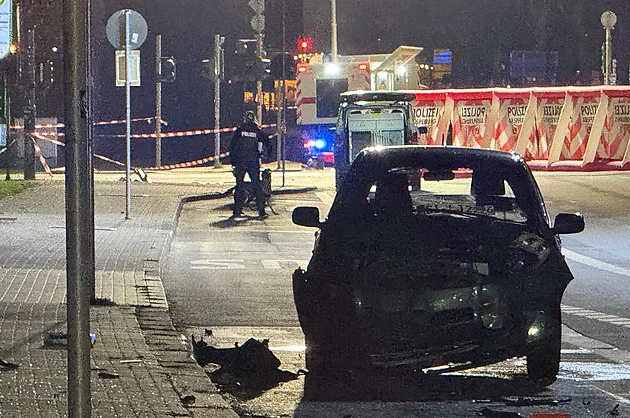 Řidič v německém Giessenu vjel do lidí na zastávce, čtyři zranil