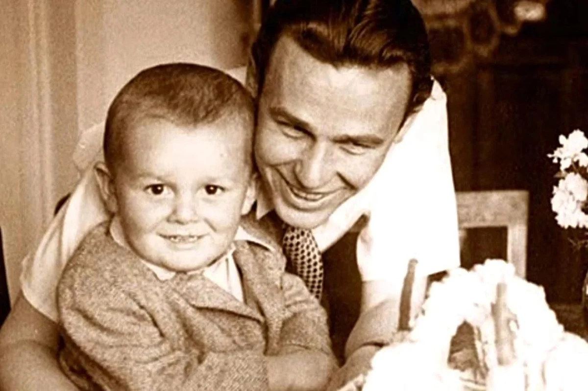 Poznáte českého moderátora jako batole? Narodil se s jiným jménem, založil kapelu a letos oslavil 80 let