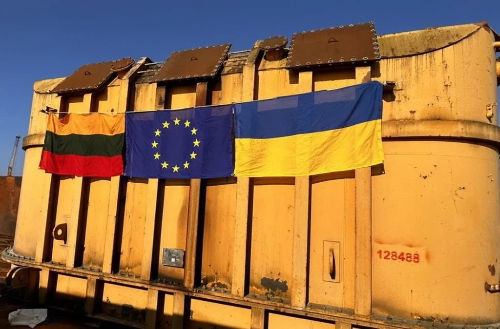 Unikátní operace na korbách kamionů. EU darovala Kyjevu celou elektrárnu