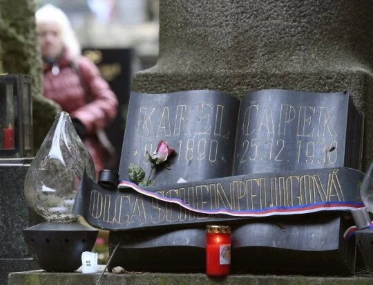 Výročí úmrtí spisovatele Karla Čapka si na Vyšehradě připomněly desítky lidí
