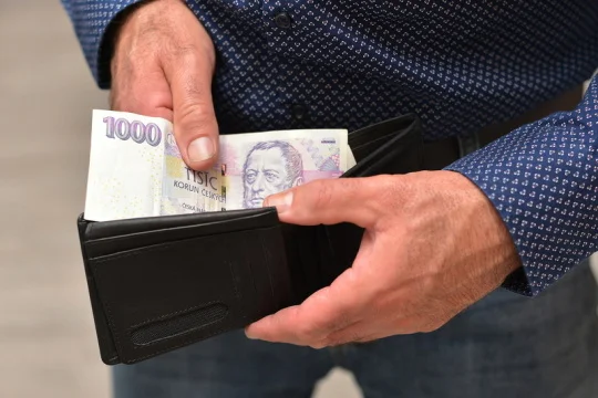 Důchody se od ledna zvýší a zavede se minimální penze, ta starobní bude 9800 Kč