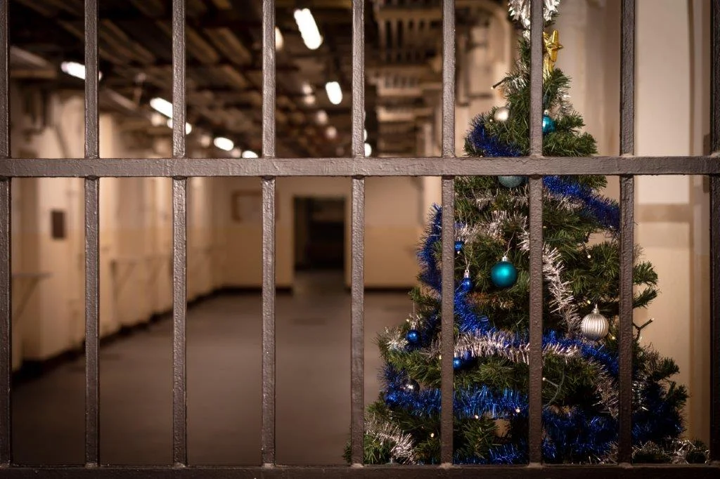 Ženy si o Vánocích vyzdobí cely a udělají chlebíčky. Matky čekají zvláštní návštěvy