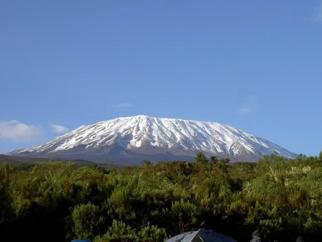 U Kilimandžára zemřeli dva Češi. Při záchranné misi s nimi havaroval vrtulník