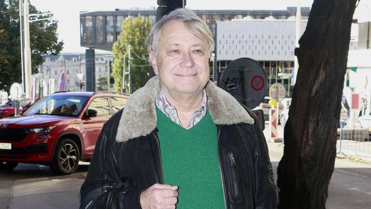 Dárky dostává jen jednou. Legendární tvář Ulice dnes slaví 72 let, uhádnete, o koho jde?