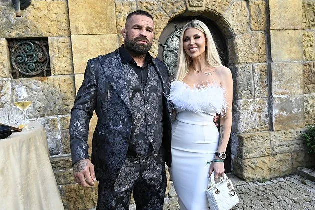 Lela s dětmi slaví Vánoce i bez Vémoly. Fanouškům poslala vzkaz od stromečku