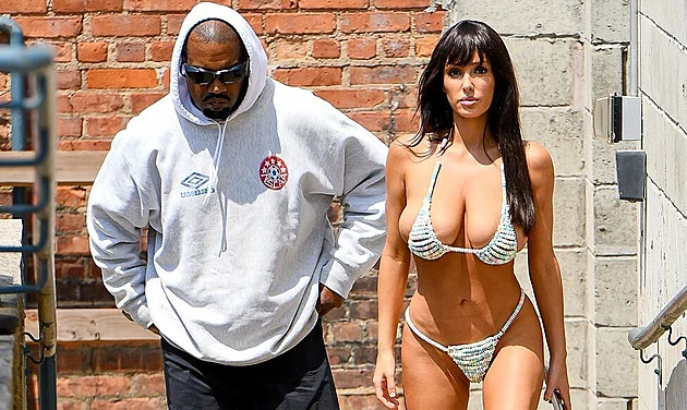 Bikiny z bonbonů, obří klobouk, smrt ikony. Co v roce 2025 hýbalo světem módy