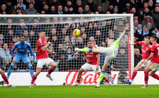 Manchester City porazil Nottingham a vede tabulku před Arsenalem