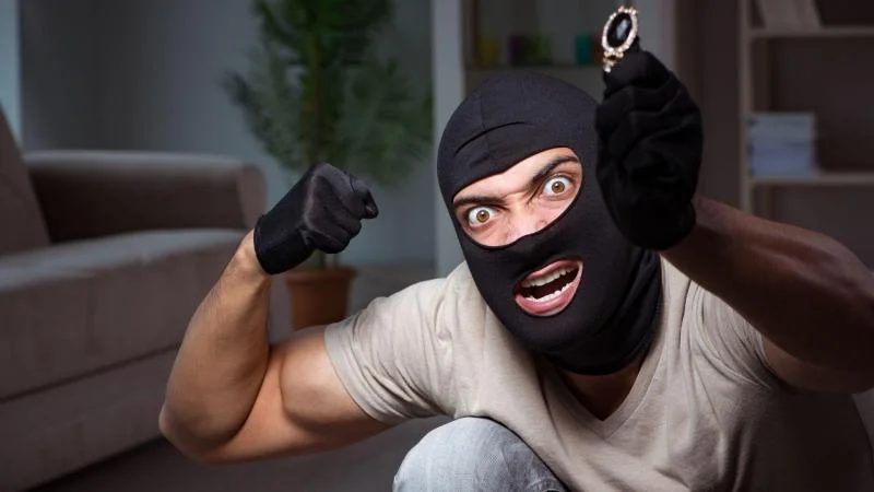 Narušeného souseda se bojím víc než zlodějů. Manžel mi tvrdí, že přeháním