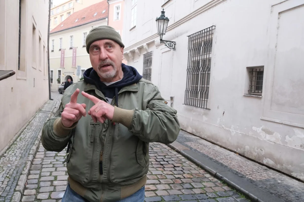 Ležela za barem s proříznutým břichem. Major Hyhlík popisuje vraždu servírky v Konírně