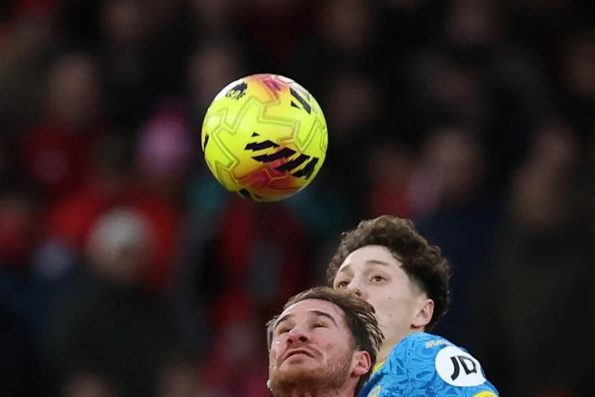 Arsenal a City se v Premier League přetahují o čelo, Krejčího tým zase prohrál