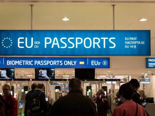 Jak Rusové obcházejí sankce a získávají přístup do Evropy díky podvodným rumunským pasům