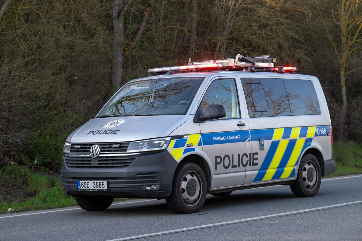 Mladík ve fordu přejel na Třebíčsku do protisměru, kde se srazil s motorkářem. Ten utrpěl těžká zranění