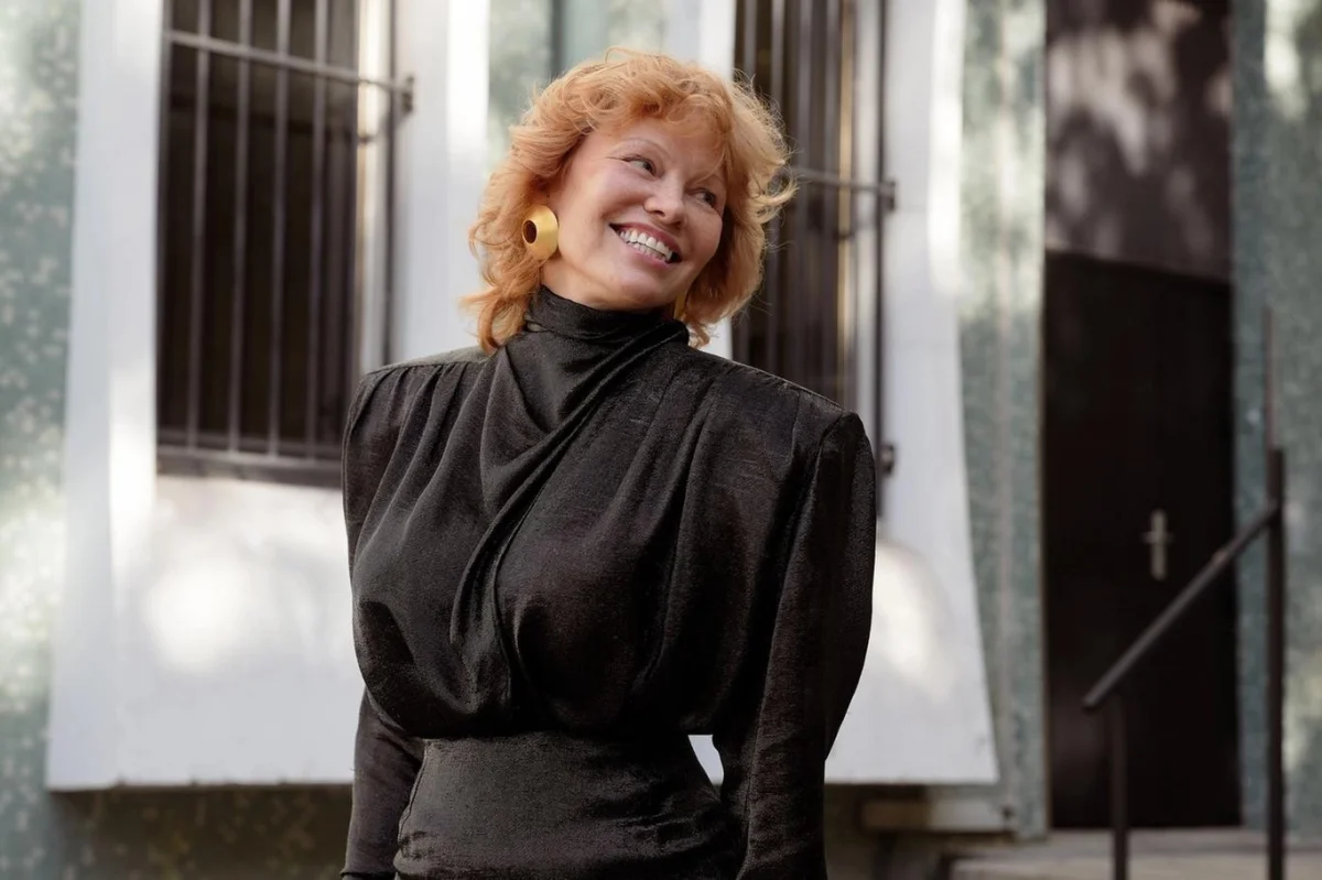 Dramatická proměna Pamely Anderson. Kvůli roli šla do zrz a obměnila šatník