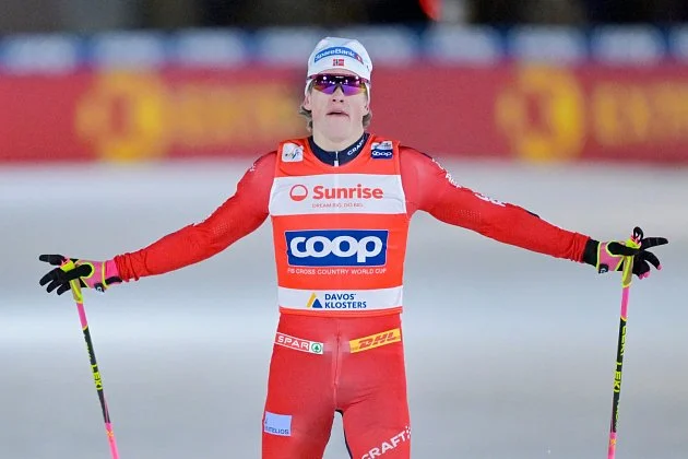 Klaebo zahájil útok na rekordní triumf na Tour de Ski. Tuž byl na úvod osmnáctý