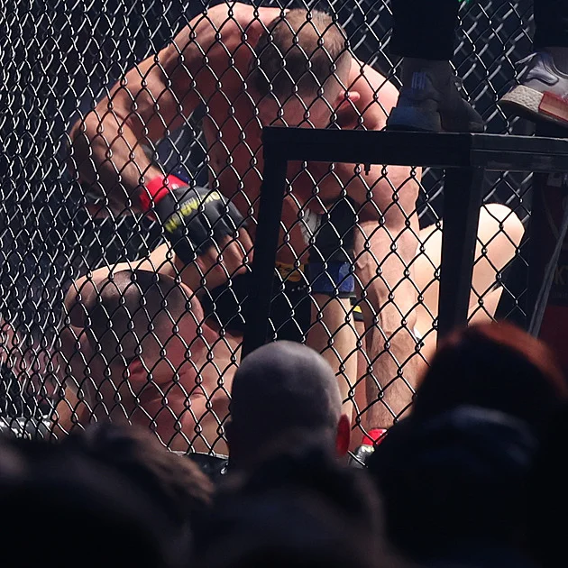 Plešatý Spicy Pája skončil se zlomeným nosem. Raška ho umlátil po minutě