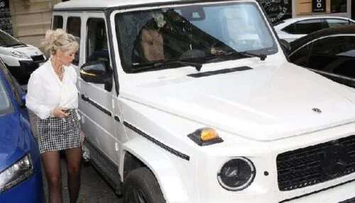 Vémola je ve vazbě, lidé řeší parkování na přechodu pro chodce jeho ženy Lely. Fotky z Prahy rozpoutaly divokou debatu