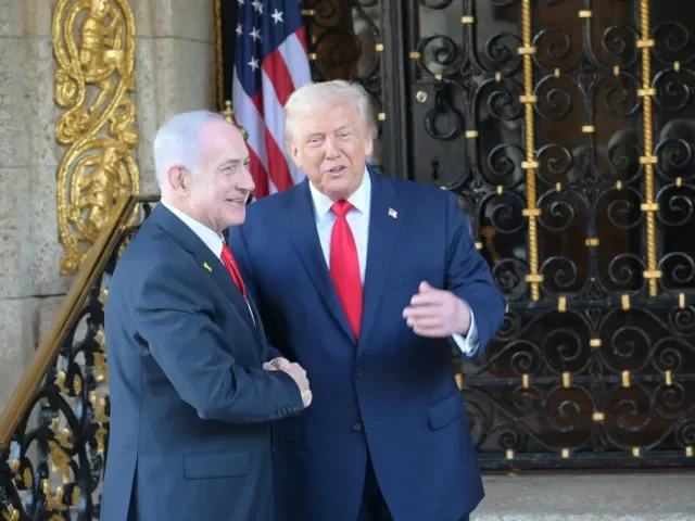 Trump varuje Írán: Pokud se pokusí přezbrojit, USA ho rozdrtí