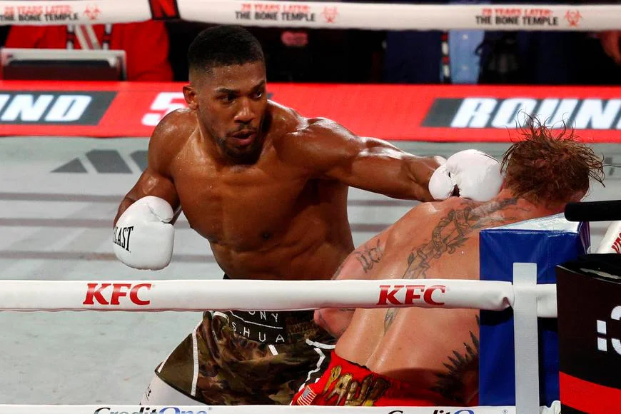 Boxerský šampion Joshua aktérem tragické nehody. Zemřeli při ní dva lidé