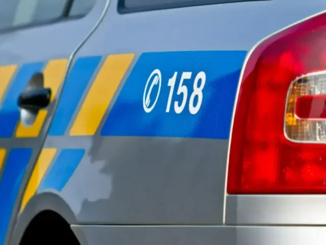 Zfetovaný a opilý muž ukradl autobus. Skončil s ním v příkopě za Plzní